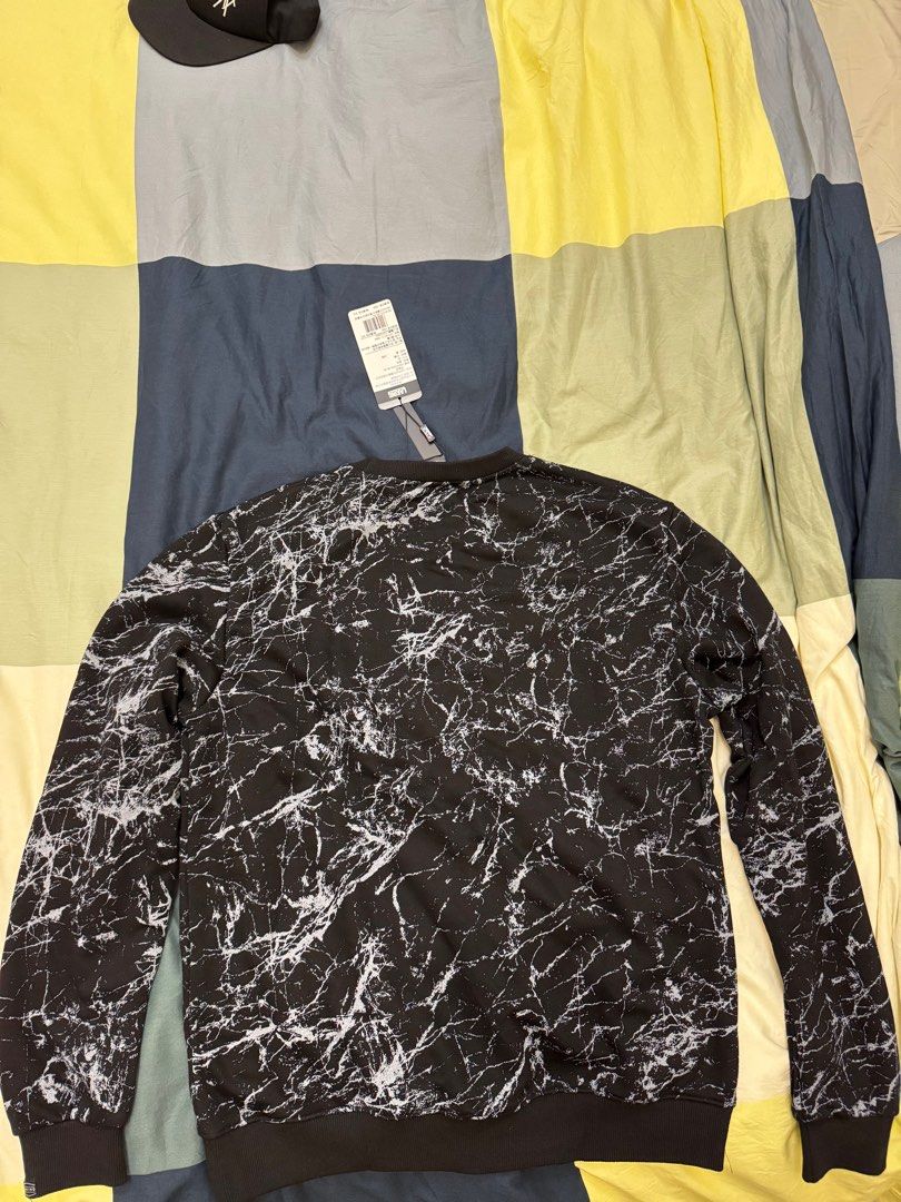 Laking Pullover (Category: Shirts) located in Singapore. Submitted by johnnyeer (Listing ID 1350290077, Image 2). Description: Brand: Laking (Taiwan) Size: XL Retail: S$40 (NT$975) Bought in Taiwan, but underestimated my ability to gain weight..