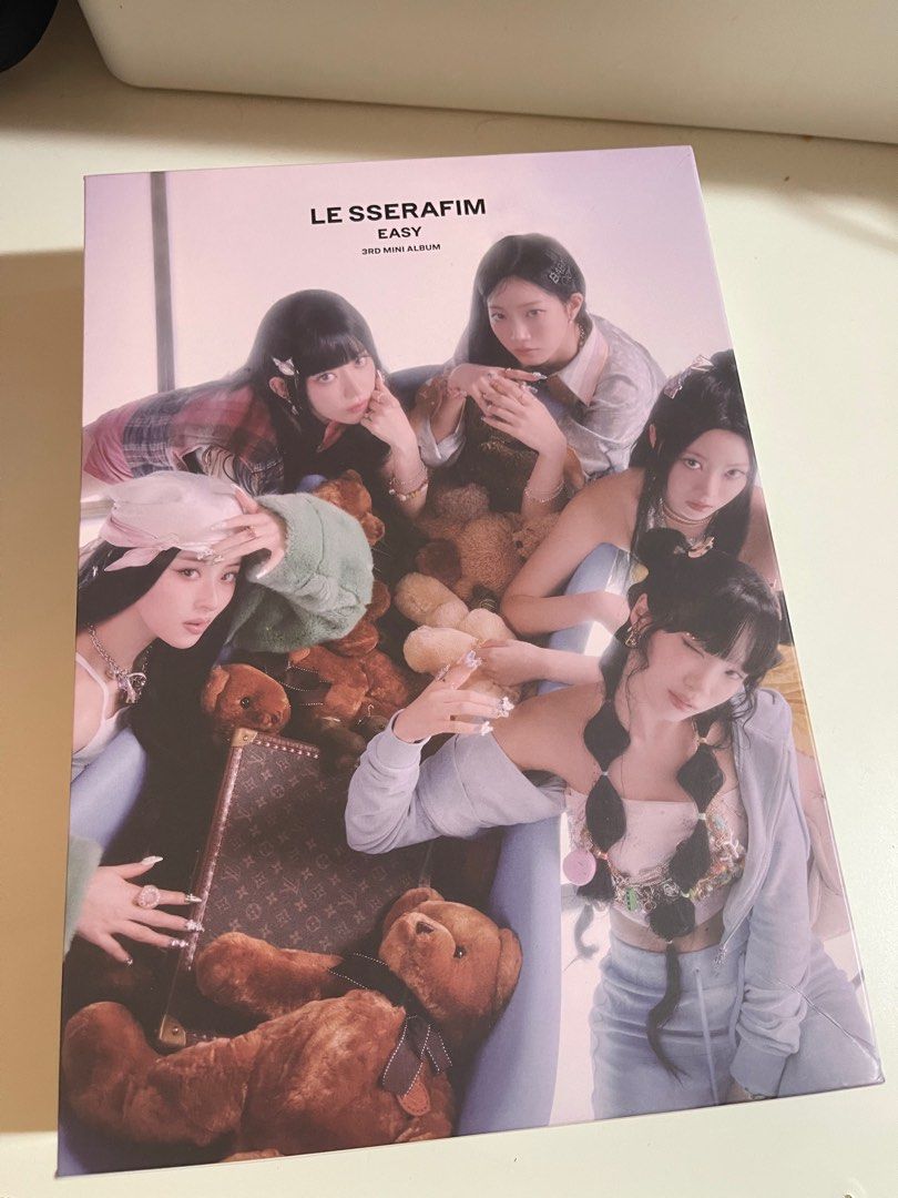LE SSERAFIM EASY COMPACT VERSION 5 folder SET with Weverse case POB (Category: Stationery & School Supplies) located in Mandaluyong City. Submitted by bigjsdeclutter (Listing ID 1350374606, Image 1). Description: LE SSERAFIM EASY COMPACT VERSION 5 folder SET with Weverse case POB Does NOT come with PHOTOBOOKS or PHOTOCARDS includes: - weverse compact ver case POB - 5 member folders each member version ONLY contains: - lyric booklets - cds - color