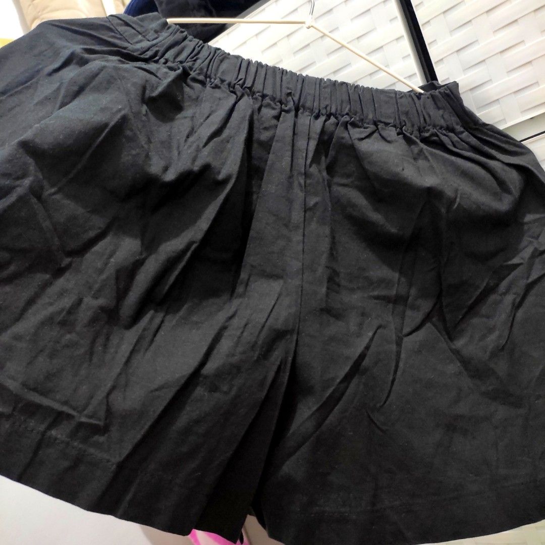 black linen skort (25-30) (Category: Shorts) located in Quezon City. Submitted by wornthisway_ (Listing ID 1350348968, Image 3). Description: washed and stored rfs decluttering jet black in person no brand but very nice quality! comfy & breathable fabric. garterized at the back waist: 25-30 inches length: 14 inches black linen skort. casual/beach wear..