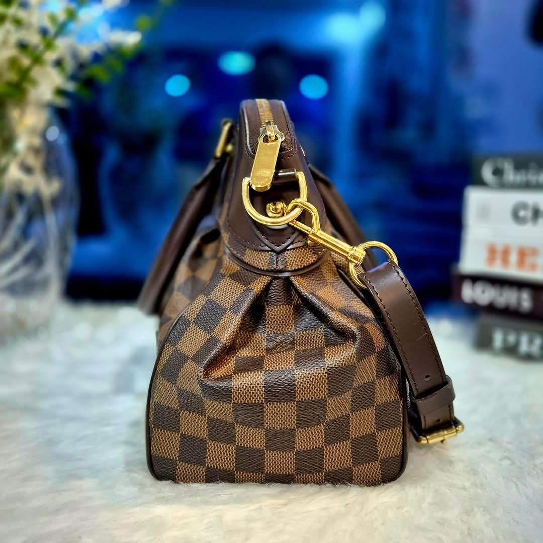 Louis Vuitton Damier Ebene Trevi PM (Category: Luxury Bags & Wallets) located in Caloocan City. Submitted by lujosacollection (Listing ID 1350240883, Image 3). Description: 100%Authentic/Original Preloved Louis Vuitton Damier Ebene Trevi PM In excellent condition Comes with paperbag.