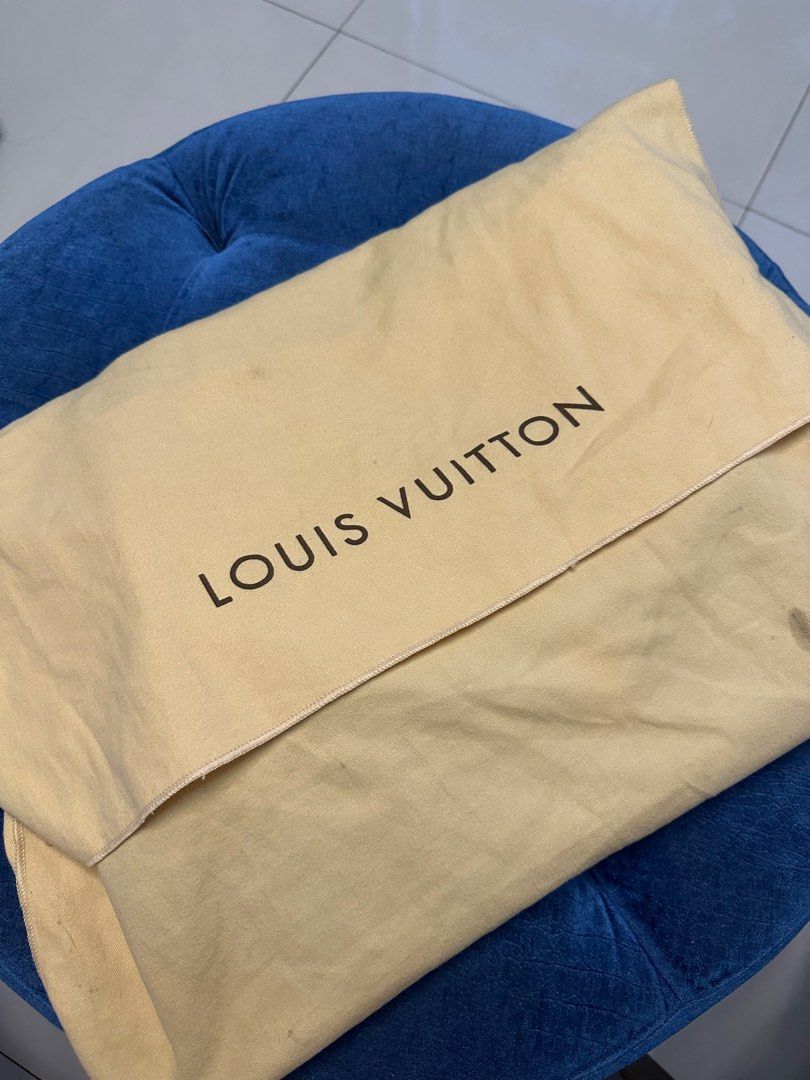 Louis Vuitton LV Metis Hobo (Category: Luxury Bags & Wallets) located in Mandaluyong City. Submitted by arianncelina (Listing ID 1350311585, Image 2). Description: RFS: prefer smaller bags Original Comes with dustbag No visible scratches in bag even at the bottom See hardware — in good condition Willing to meet up interested buyers in Podium, Shangri La Plaza, or Rockwell Powerplant.