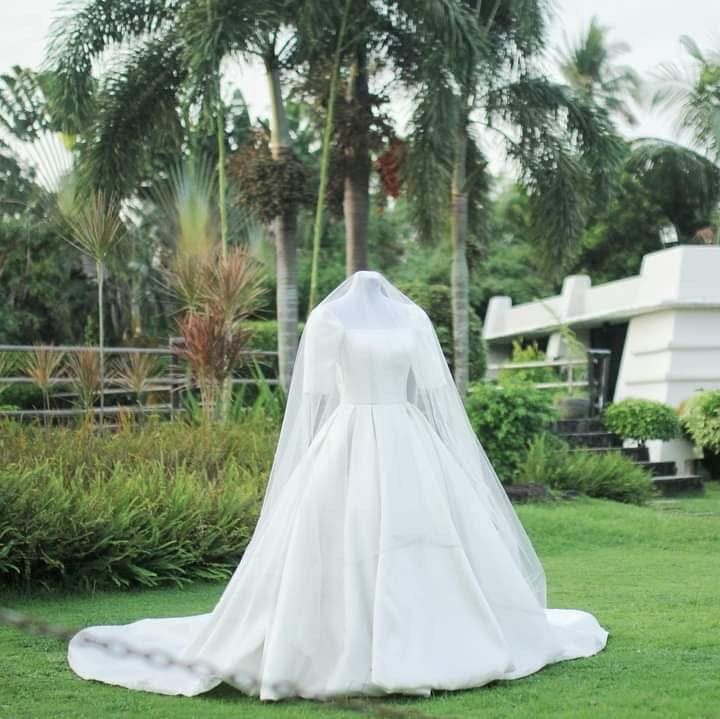 Minimalist Mikado Wedding Gown (Category: Evening dresses & gowns) located in Manila. Submitted by secondchancefinds_ (Listing ID 1350364190, Image 2). Description: ✨ Elegant Korean wedding gown ✨ - Minimalist design with semi-trail skirt - Made from soft and flowing Mikado fabric - Soft off-white color - Bust: 34 inches - Waist: 27.5 inches - Zipper at the back - Padding for comfort - Location: Parañaque - SF c/o buyer No return no cancellation 