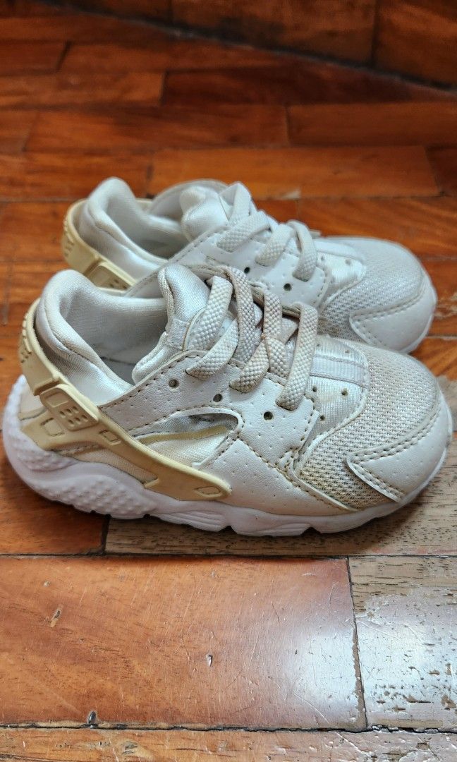 Nike White Sneakers (Category: Babies & Kids Fashion) located in Pasig City. Submitted by declutterwithmatt (Listing ID 1350254494, Image 2). Description: With yellow discoloration. Size: 22 EU / 6 US.