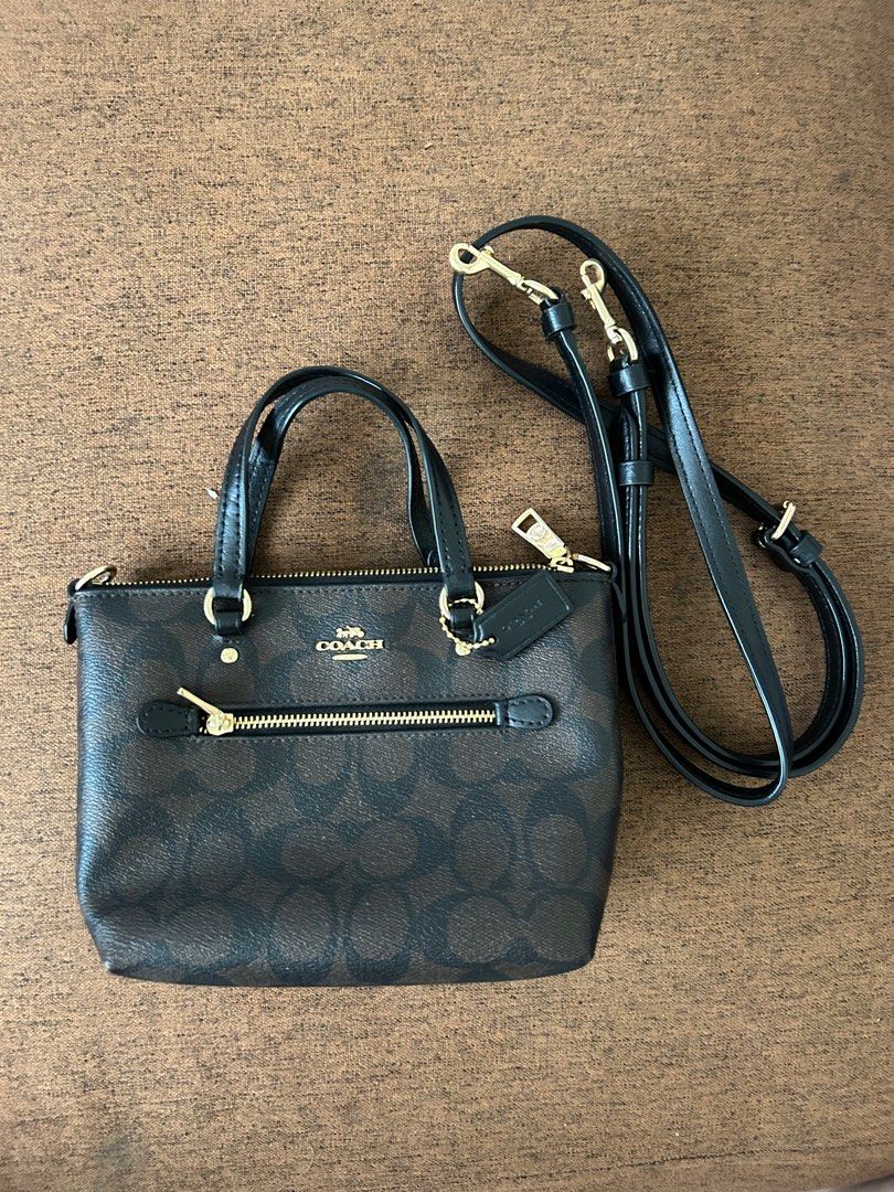 Coach Mini Gallery (Category: Luxury Bags & Wallets) located in Pateros City. Submitted by Nanet39 (Listing ID 1350268743, Image 1). Description: This coach mini gallery bag is a preloved bag but in excellent condition since this was rarely used. Definitely original. Hardwares are in excellent condition as well, see pictures for your reference. Buyers must shoulder the shipping fee via lalamove. RFS: decluttering.