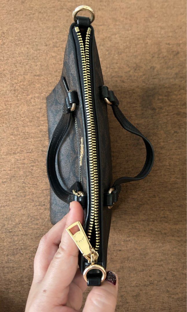Coach Mini Gallery (Category: Luxury Bags & Wallets) located in Pateros City. Submitted by Nanet39 (Listing ID 1350268743, Image 3). Description: This coach mini gallery bag is a preloved bag but in excellent condition since this was rarely used. Definitely original. Hardwares are in excellent condition as well, see pictures for your reference. Buyers must shoulder the shipping fee via lalamove. RFS: decluttering.
