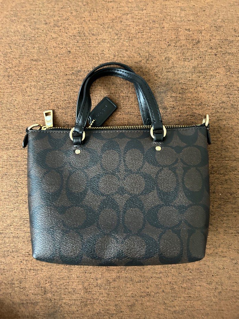 Coach Mini Gallery (Category: Luxury Bags & Wallets) located in Pateros City. Submitted by Nanet39 (Listing ID 1350268743, Image 2). Description: This coach mini gallery bag is a preloved bag but in excellent condition since this was rarely used. Definitely original. Hardwares are in excellent condition as well, see pictures for your reference. Buyers must shoulder the shipping fee via lalamove. RFS: decluttering.