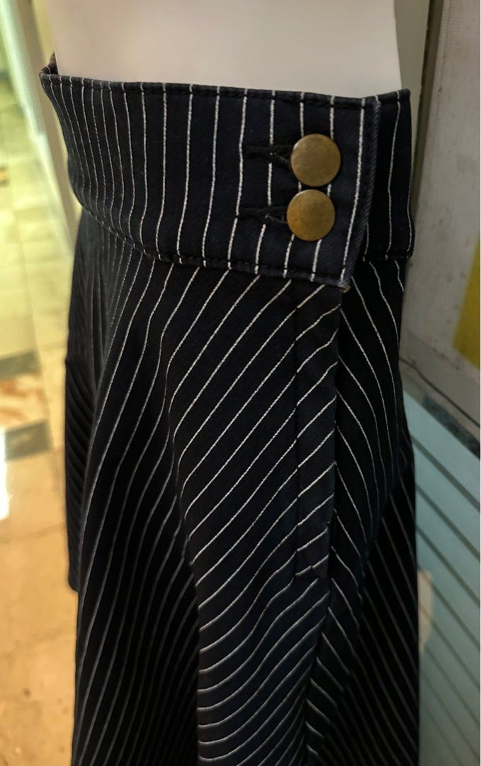 Skirt -majestic legon (Category: Skirts) located in Makati City. Submitted by neelojosue75925 (Listing ID 1350357976, Image 3). Description: Original,expensive brand,,24” waistline,17” lenght,no issue,ready to use,100 only..dark blue color w/white stripes...