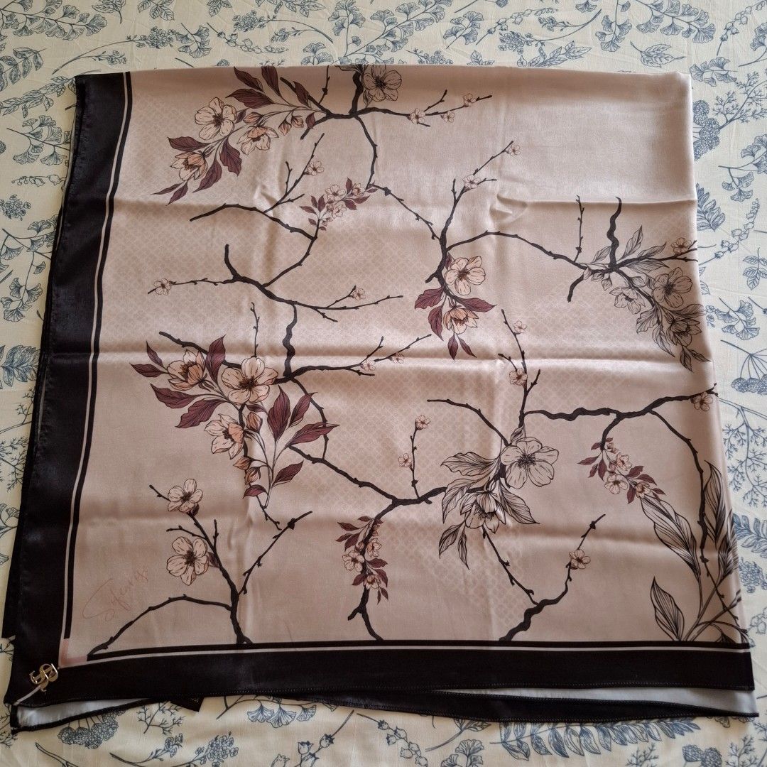 Sofearose satin square (Category: Hijabs) located in Putrajaya. Submitted by dibsdibs (Listing ID 1350228467, Image 1). Description: Sofearose satin square. Condition 9/10. Minimal pin marks. Price RM25..