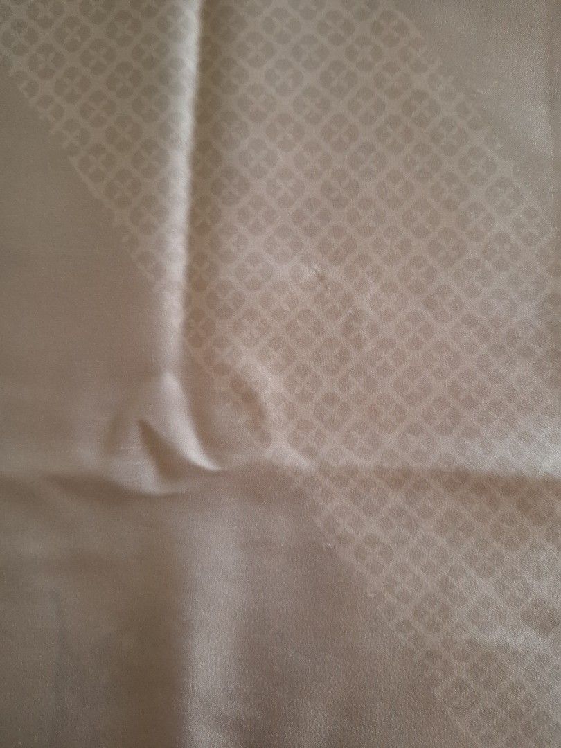 Sofearose satin square (Category: Hijabs) located in Putrajaya. Submitted by dibsdibs (Listing ID 1350228467, Image 3). Description: Sofearose satin square. Condition 9/10. Minimal pin marks. Price RM25..