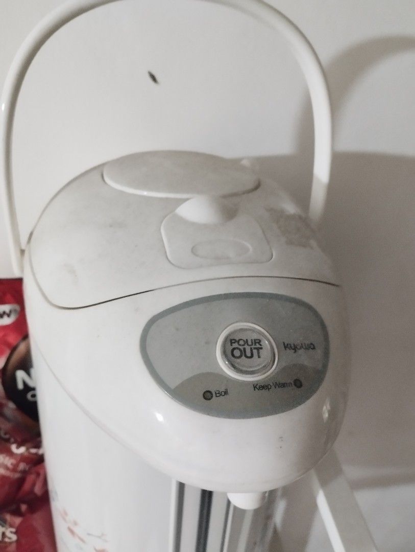 Thermos Water Heater (Category: Pitchers & Dispensers) located in Quezon City. Submitted by carlorunner (Listing ID 1350297509, Image 2). Description: Thermos rarely used RFS: Decluttering (see all other posts for sale) meet up : BGC / SM Aura or thru gcash then lalamove (buyer will pay for lalamove).