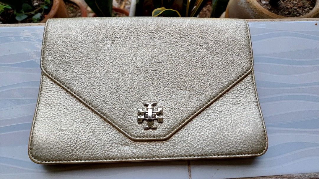 Tory burch pouch (Category: Luxury Bags & Wallets) located in Santa Maria. Submitted by mikavillaflor4 (Listing ID 1350295338, Image 1). Description: with sling slot pero walang sling ukay source details posted.