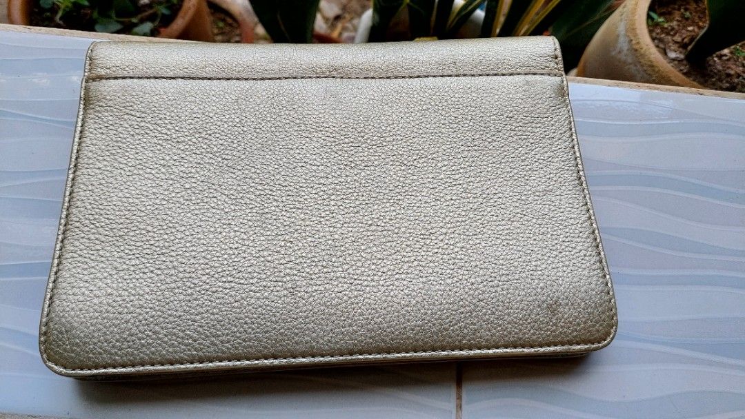 Tory burch pouch (Category: Luxury Bags & Wallets) located in Santa Maria. Submitted by mikavillaflor4 (Listing ID 1350295338, Image 2). Description: with sling slot pero walang sling ukay source details posted.