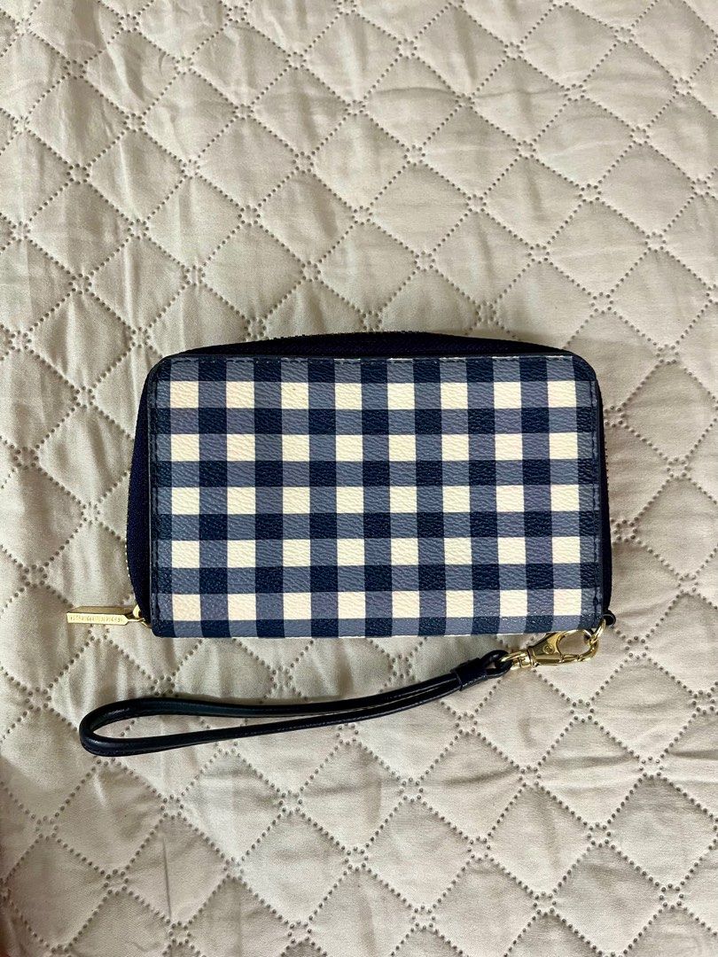 Tory Burch wallet (Category: Luxury Bags & Wallets) located in Makati City. Submitted by prelovedbydenn (Listing ID 1350267034, Image 3). Description: Authentic Tory Burch Bought from outlet.