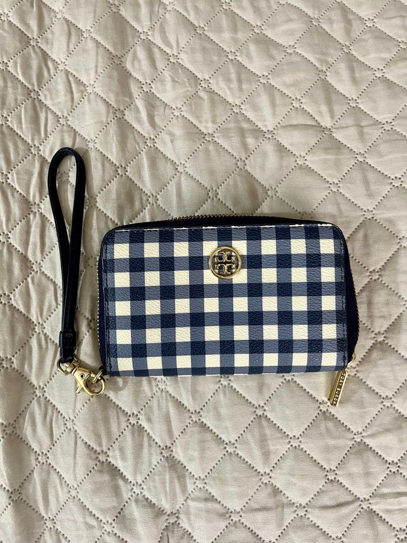 Tory Burch wallet (Category: Luxury Bags & Wallets) located in Makati City. Submitted by prelovedbydenn (Listing ID 1350267034, Image 1). Description: Authentic Tory Burch Bought from outlet.