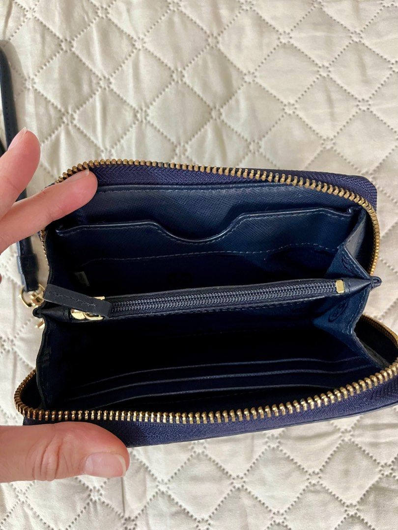 Tory Burch wallet (Category: Luxury Bags & Wallets) located in Makati City. Submitted by prelovedbydenn (Listing ID 1350267034, Image 2). Description: Authentic Tory Burch Bought from outlet.