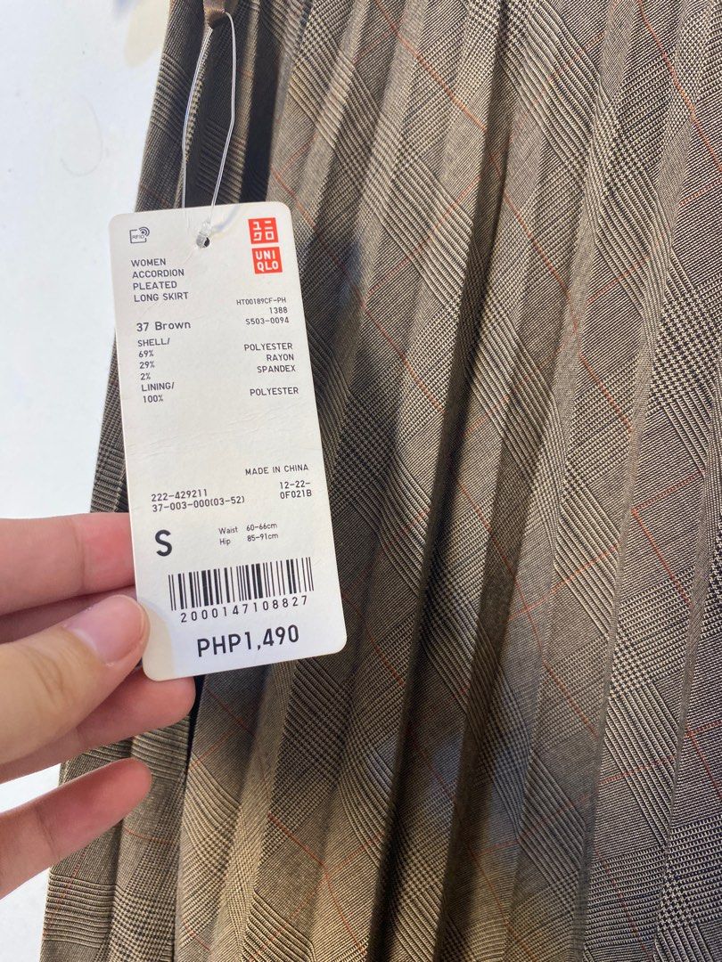 UNIQLO Long Skirt (Category: Skirts) located in Cavite. Submitted by DSAURA_shop (Listing ID 1350362511, Image 2). Description: Bought this from Physical Store of UNIQLO. Never been used and still with tag. Perfect for any occasion. Maliit sakin kaya benta ko na kahit masakit sa bulsa. Vintage Style Sobrang ganda ng quality lalo sa personal MOP: Gcash.