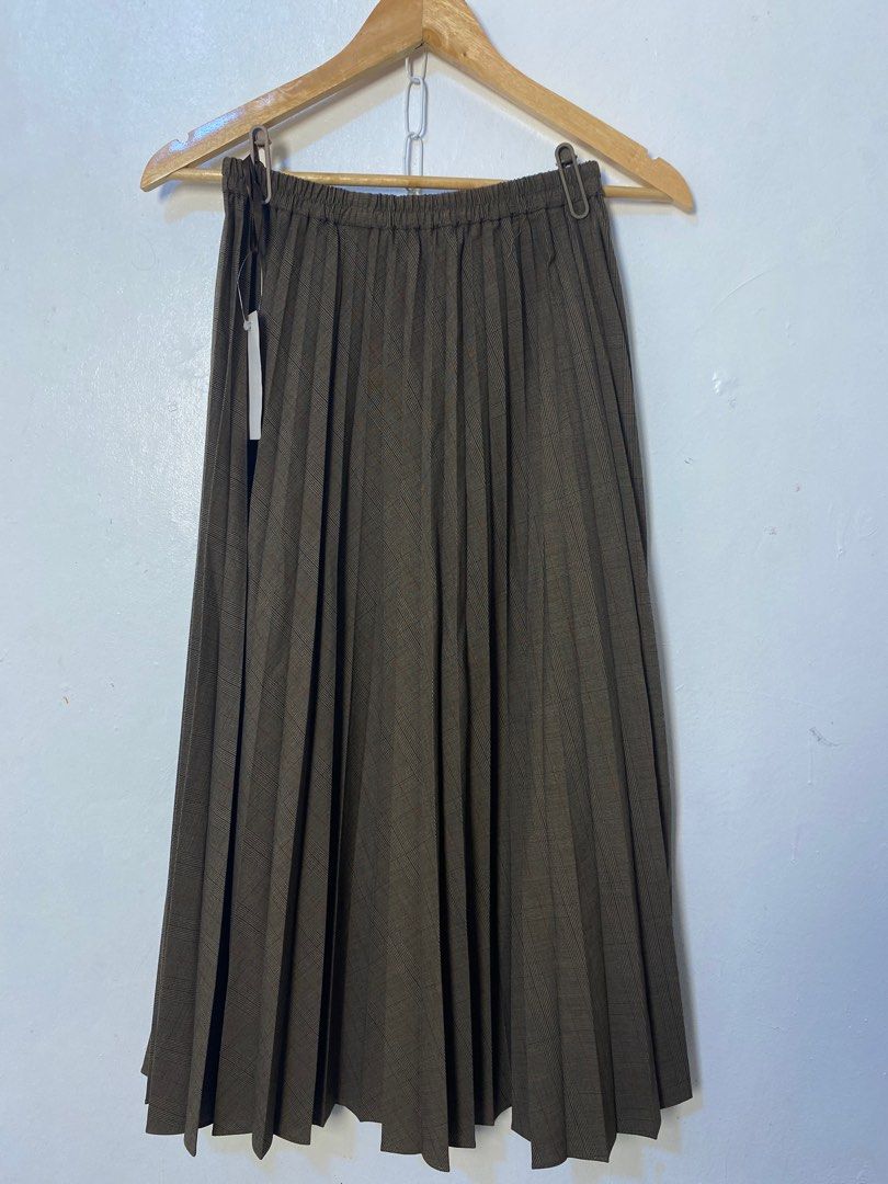 UNIQLO Long Skirt (Category: Skirts) located in Cavite. Submitted by DSAURA_shop (Listing ID 1350362511, Image 1). Description: Bought this from Physical Store of UNIQLO. Never been used and still with tag. Perfect for any occasion. Maliit sakin kaya benta ko na kahit masakit sa bulsa. Vintage Style Sobrang ganda ng quality lalo sa personal MOP: Gcash.