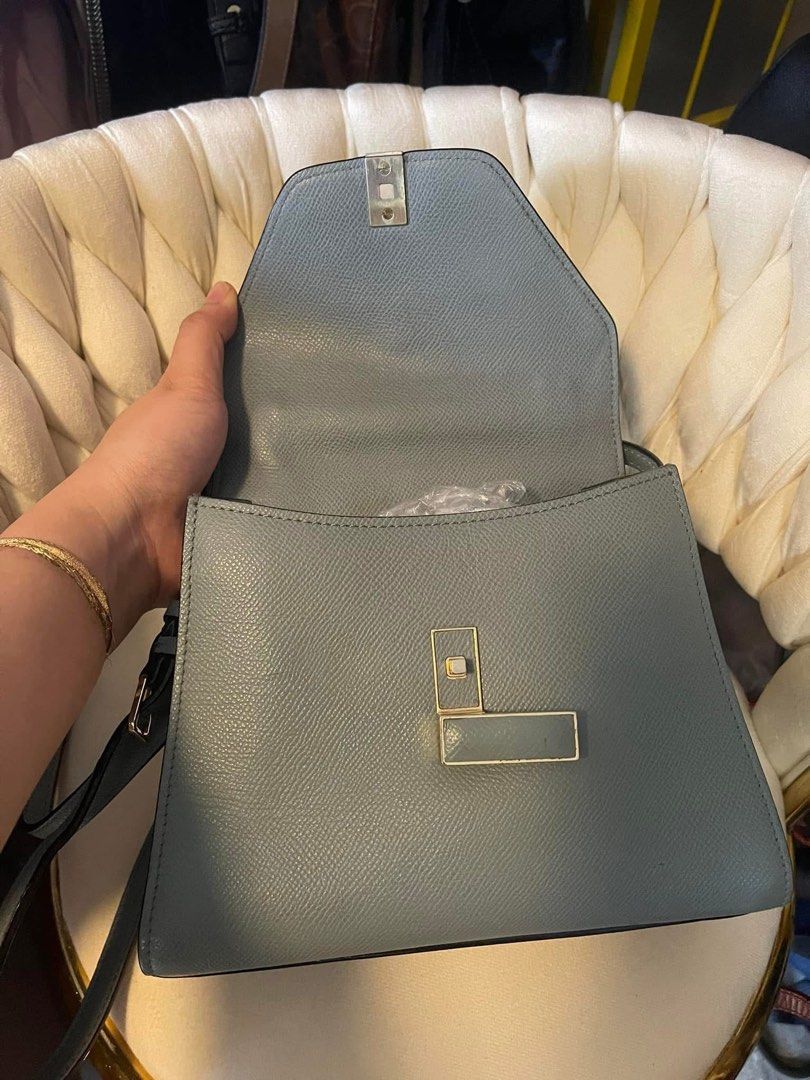 Valextra smoky blue (Category: Luxury Bags & Wallets) located in Roxas City. Submitted by lynngreyartillero (Listing ID 1350323571, Image 3). Description: Valextra Mini smoky blueee 🐬🐬🐬 Meron lng slight scratch sa likod (NOT VISIBLE) At pinak ka sign of used handle rubber lining❤️❤️❤️and leather pero goods pa may sign if used din hardware pa expect nlng po since ukay source preloved item po..🫶🏻🫶🏻💖💖 Good pa ang condition nito mga madam ❤️
