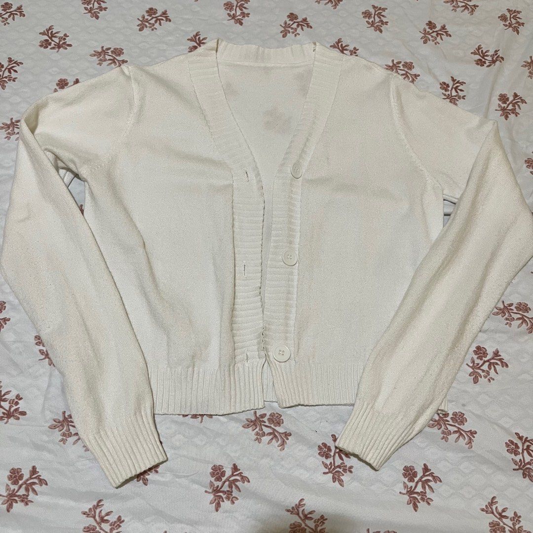 white cropped cardigan (Category: Longsleeves) located in Cagayan de Oro. Submitted by chenamon (Listing ID 1350310601, Image 2). Description: fits s-m.