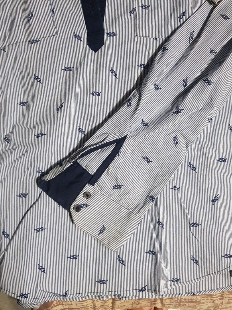 Zara button down shirt (Category: Longsleeves) located in Manila. Submitted by declutterwithalex (Listing ID 1350303433, Image 2). Description: - Minimal Stains on the Collar - Size Euro L/USA L/Mex 30.