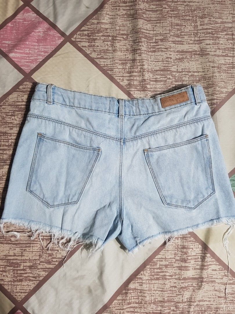 Zara Denim shorts (Category: Shorts) located in Manila. Submitted by declutterwithalex (Listing ID 1350296736, Image 2). Description: size 13/14 164 cm.