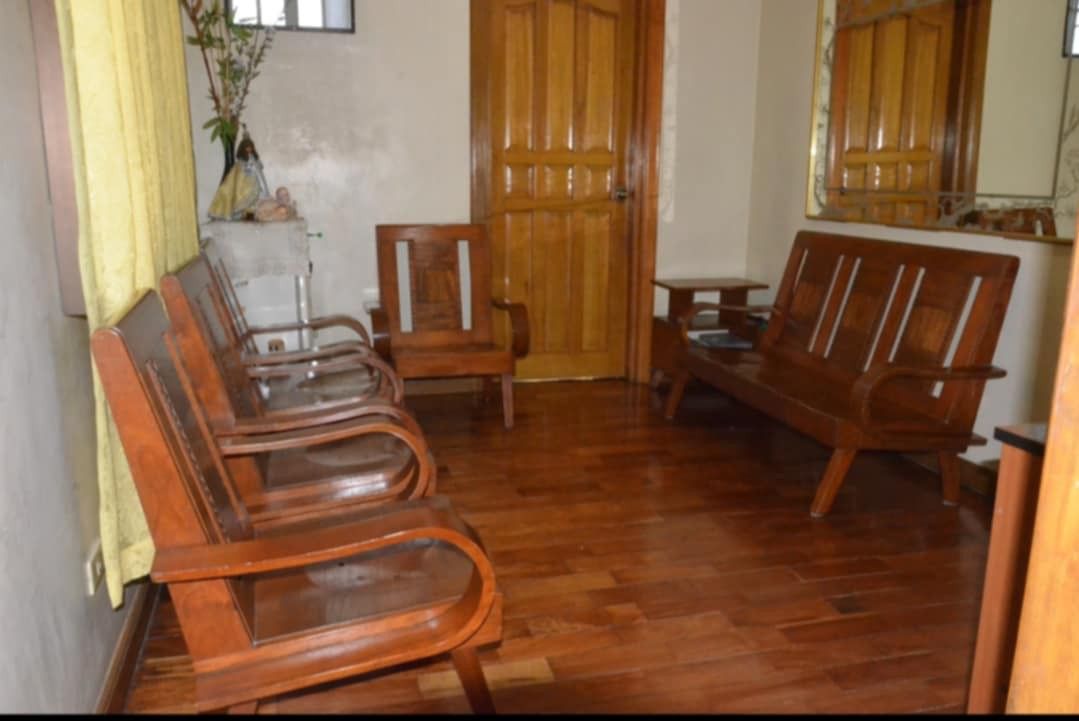 💯 Antique Solid Narra Sala Set (Category: Sofas) located in Taguig. Submitted by kokoybagelyas (Listing ID 1350467118, Image 2). Description: Antique Solid Narra Sala Set 4 pcs. - Single seater 1 pc - Three seater 1 pc - Side table.