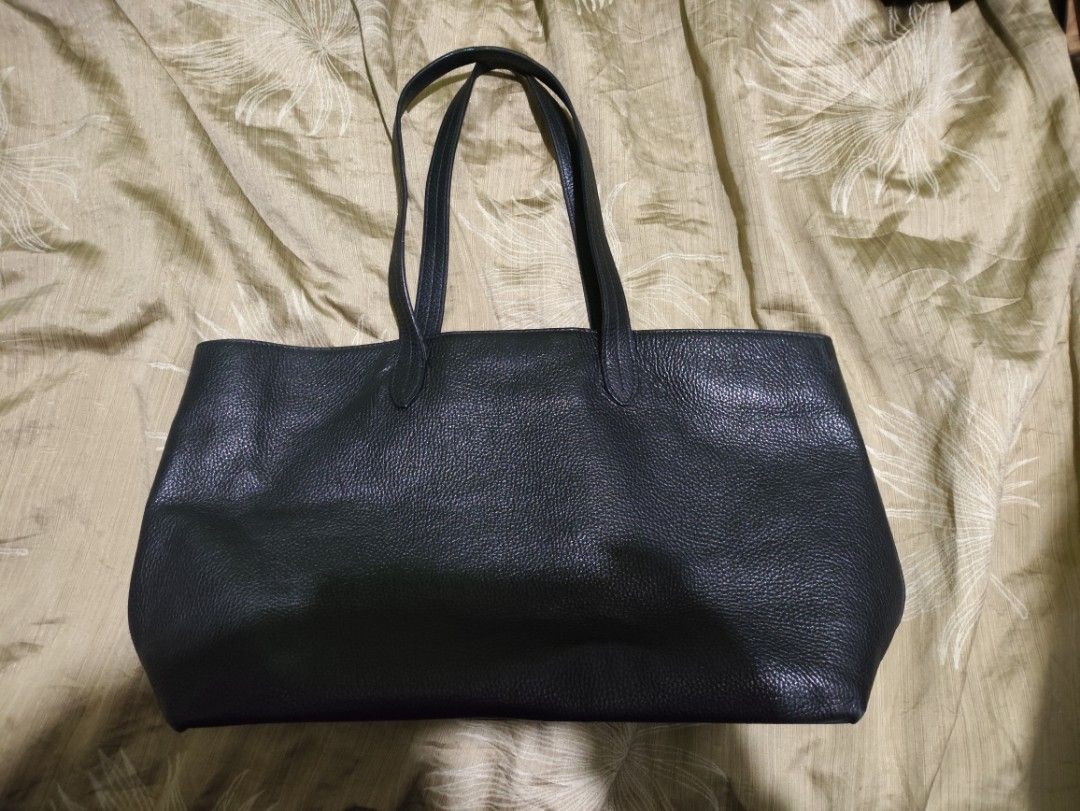 AuthEntic Versace Black Tote Bag (Category: Luxury Bags & Wallets) located in Midsayap. Submitted by bryx22direct (Listing ID 1350483665, Image 2). Description: Versace Made in Italy.
