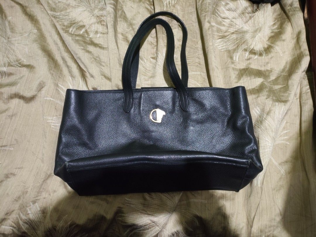 AuthEntic Versace Black Tote Bag (Category: Luxury Bags & Wallets) located in Midsayap. Submitted by bryx22direct (Listing ID 1350483665, Image 1). Description: Versace Made in Italy.