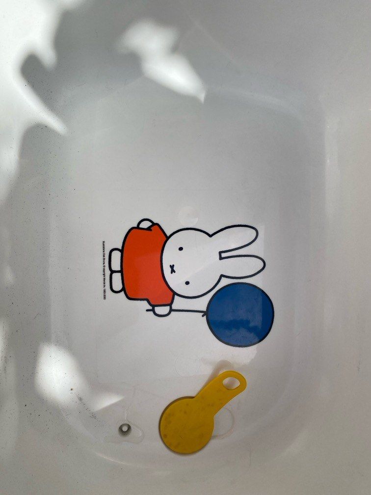 Baby Bathtub (Category: Bathtub & Bath Accessories) located in Quezon City. Submitted by aannnnee28 (Listing ID 1350426567, Image 3). Description: Baby bathtub Very sturdy Thick plastic material.