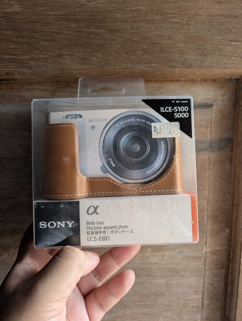 CANON HALF BODY LEATHER COVER (Category: Camera Bags & Carriers) located in Pila. Submitted by akira_m (Listing ID 1350419685, Image 1). Description: brand new di na nagagamit stock lang talaga 🙃.