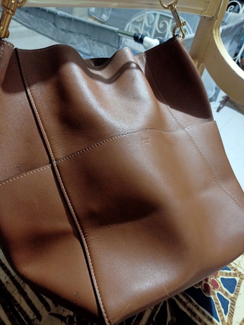 Celine bucket bag (Category: Luxury Bags & Wallets) located in Luisiana. Submitted by sahayamay77 (Listing ID 1350509403, Image 1). Description: celine leather bag coded issue- hardware has tarnish and one is replacement As is.