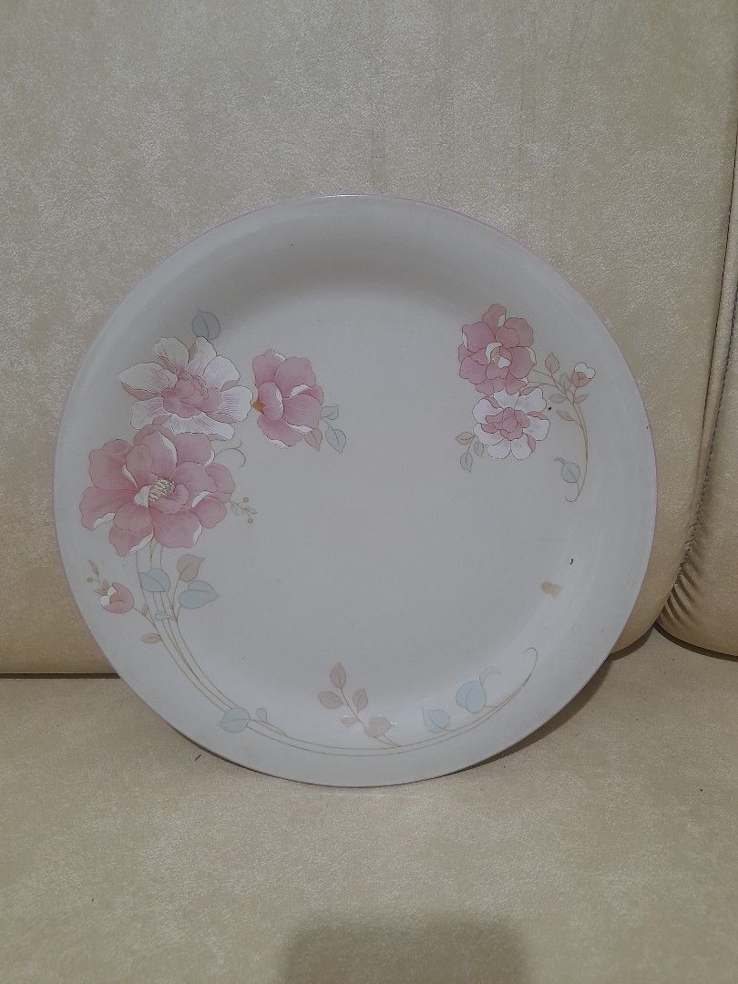 Ceramic Plate with Floral Design (Category: Dinnerware & Cutlery) located in Las Pinas. Submitted by redwine1798 (Listing ID 1350387700, Image 1). Description: Selling this ceramic plate with floral design. Big plate. Unused. Nakatago lang sa cabinet..