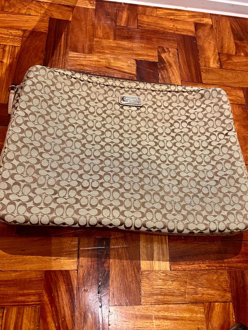Coach Laptop Sleeve (Category: Laptop Bags & Sleeves) located in Bacoor. Submitted by hundeclutters (Listing ID 1350467687, Image 1). Description: Coach Laptop Sleeve 💻 Really good condition, like new With padding Messenger bag in another listing, let me know if you want to get both :) RFS: Need 💰.