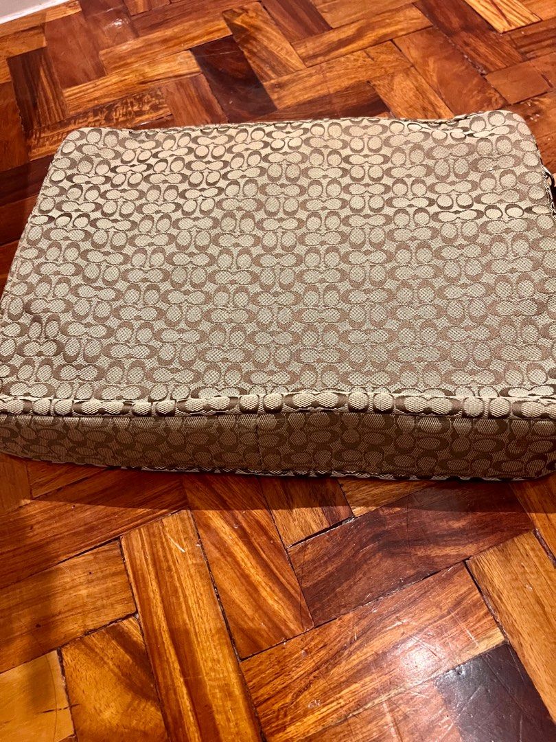 Coach Laptop Sleeve (Category: Laptop Bags & Sleeves) located in Bacoor. Submitted by hundeclutters (Listing ID 1350467687, Image 3). Description: Coach Laptop Sleeve 💻 Really good condition, like new With padding Messenger bag in another listing, let me know if you want to get both :) RFS: Need 💰.