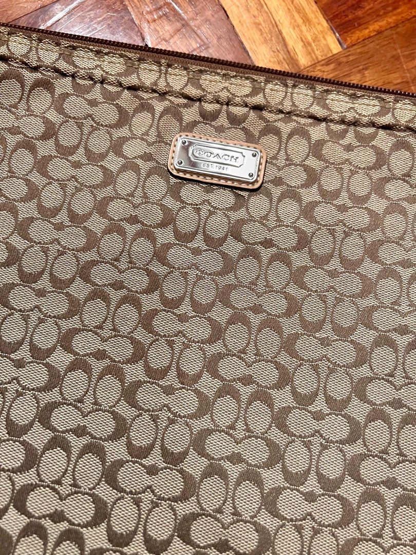 Coach Laptop Sleeve (Category: Laptop Bags & Sleeves) located in Bacoor. Submitted by hundeclutters (Listing ID 1350467687, Image 2). Description: Coach Laptop Sleeve 💻 Really good condition, like new With padding Messenger bag in another listing, let me know if you want to get both :) RFS: Need 💰.