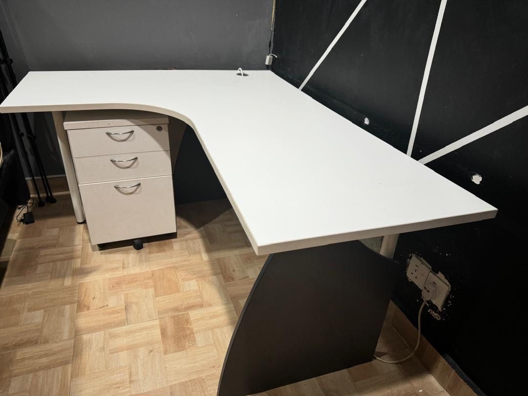 Computer study table (Category: Tables & Sets) located in Subang Jaya. Submitted by prahveen (Listing ID 1350447980, Image 2). Description: These photos are of it fixed. Will be sold dismantled L - 65 inch W - 50inch.