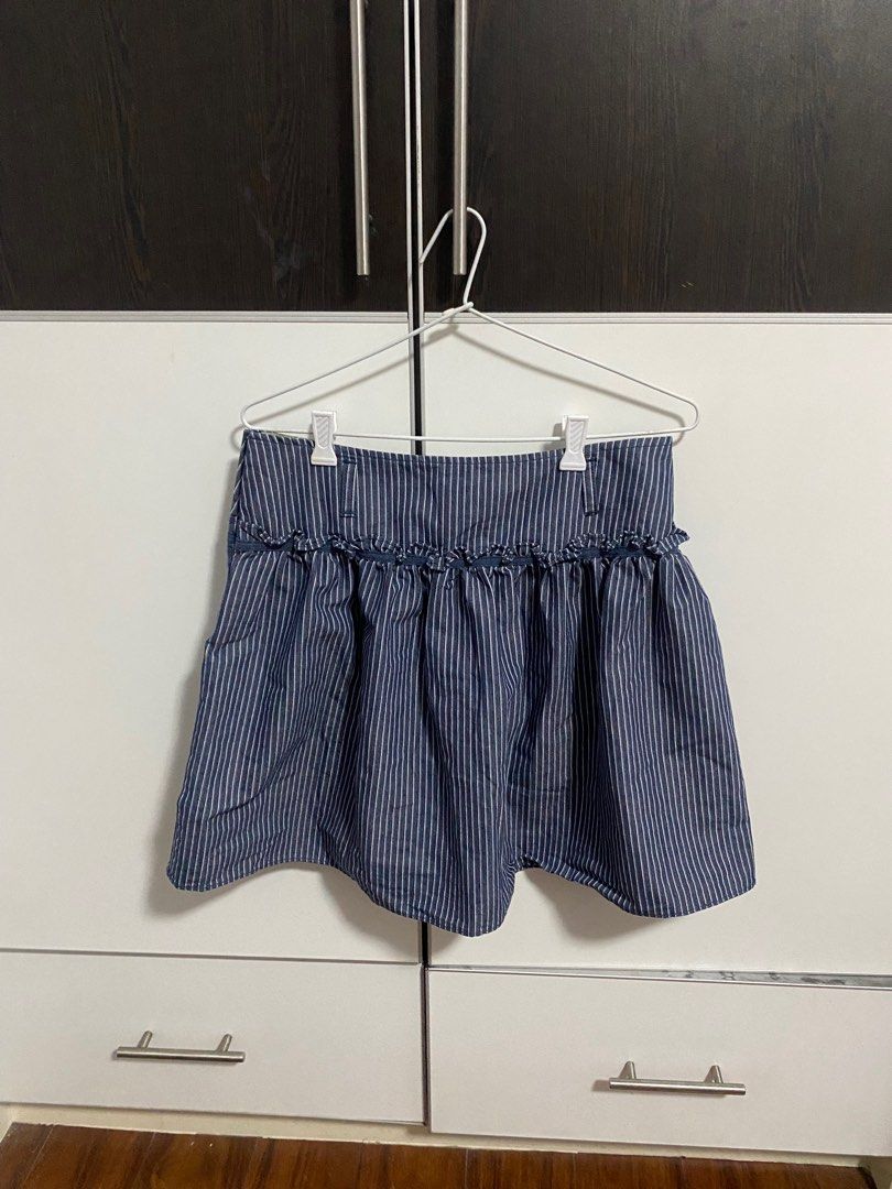 Denim Pinstripe Balloon Skirt (Category: Skirts) located in Rizal. Submitted by f.scloset (Listing ID 1350466163, Image 1). Description: Rds: too big on me Fits med-large.