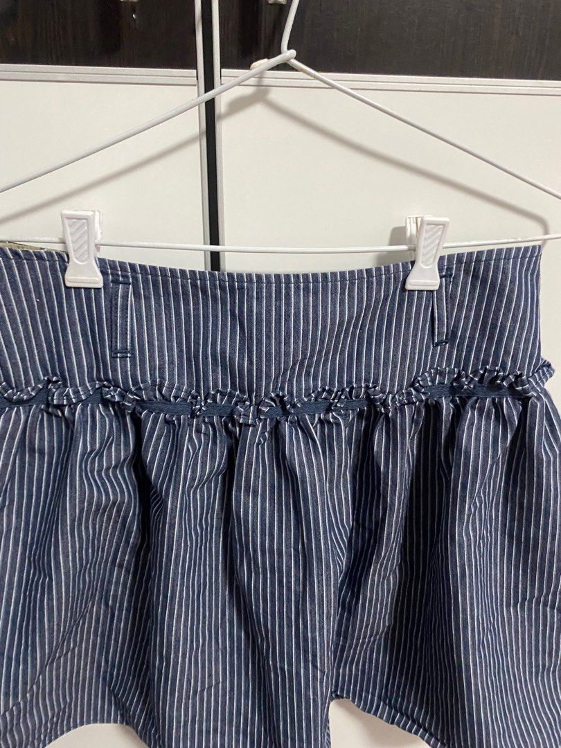 Denim Pinstripe Balloon Skirt (Category: Skirts) located in Rizal. Submitted by f.scloset (Listing ID 1350466163, Image 2). Description: Rds: too big on me Fits med-large.