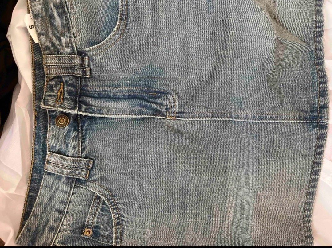 Y2K Denim skirt with star patch at the back (Category: Skirts) located in Manila. Submitted by kenzees_preloved (Listing ID 1344184191, Image 3). Description: Price is negotiable!.