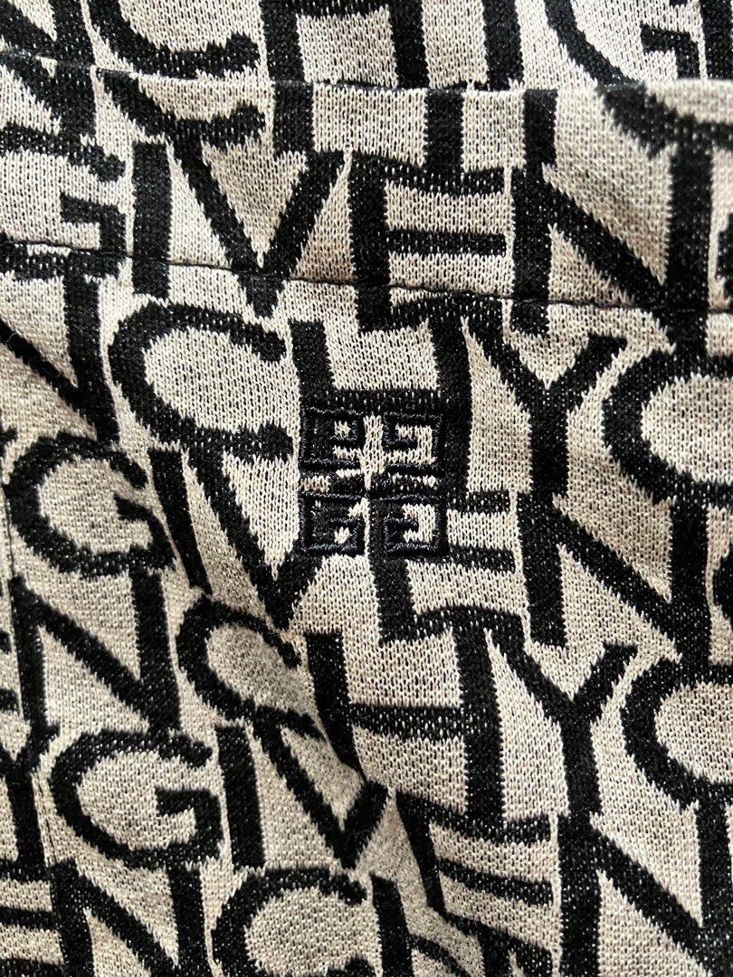 Givenchy (Category: Tshirts & Polo Shirts) located in Senawang. Submitted by streetbugs_ (Listing ID 1350390416, Image 3). Description: Pit 19/27 Sulam halus Made in Italy.