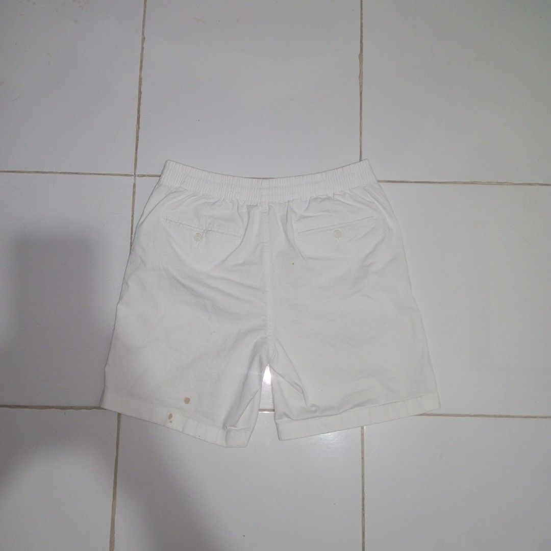 Gordiano White short (Category: Shorts) located in Tagum. Submitted by nosfe (Listing ID 1350481433, Image 2). Description: Stretchable w29-32 l18 Washable stain Excellent condition.
