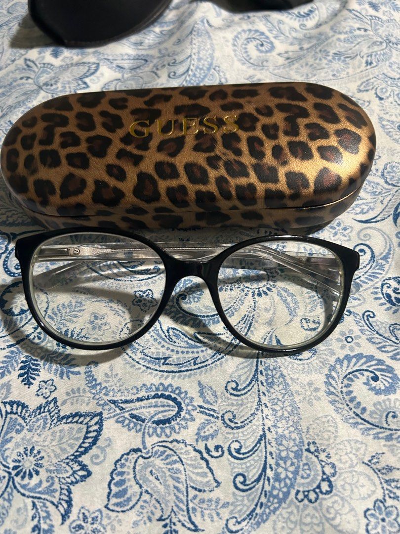 Guess Eyeglasses (Category: Sunglasses & Eyewear) located in Pasig City. Submitted by gracious2021 (Listing ID 1350504376, Image 1). Description: Authentic Guess Eyeglasses Medyo not aligned ang temple.