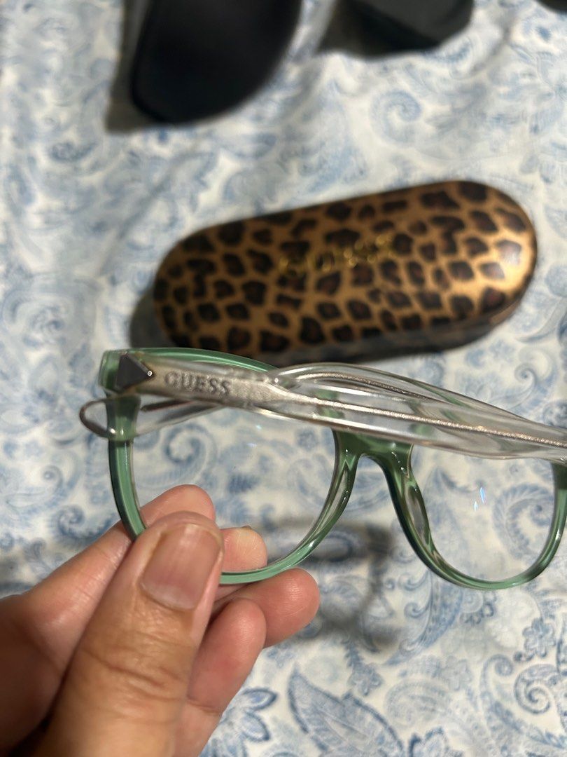 Guess Eyeglasses (Category: Sunglasses & Eyewear) located in Pasig City. Submitted by gracious2021 (Listing ID 1350504376, Image 3). Description: Authentic Guess Eyeglasses Medyo not aligned ang temple.