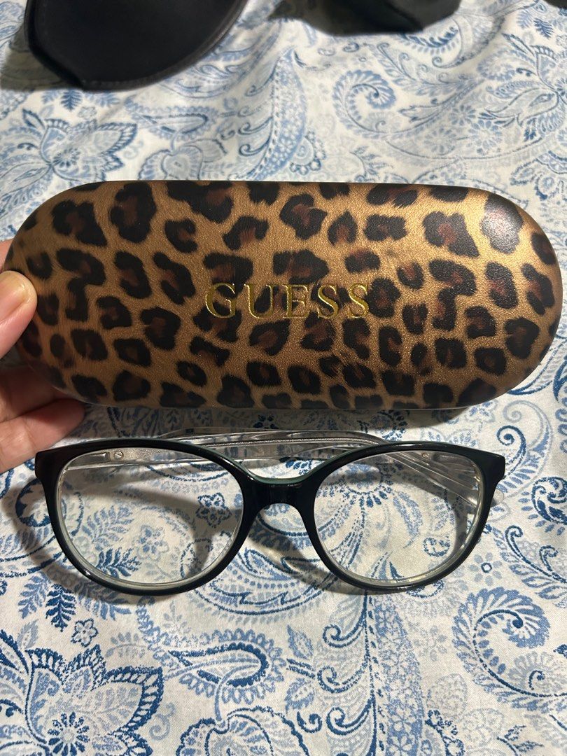 Guess Eyeglasses (Category: Sunglasses & Eyewear) located in Pasig City. Submitted by gracious2021 (Listing ID 1350504376, Image 2). Description: Authentic Guess Eyeglasses Medyo not aligned ang temple.