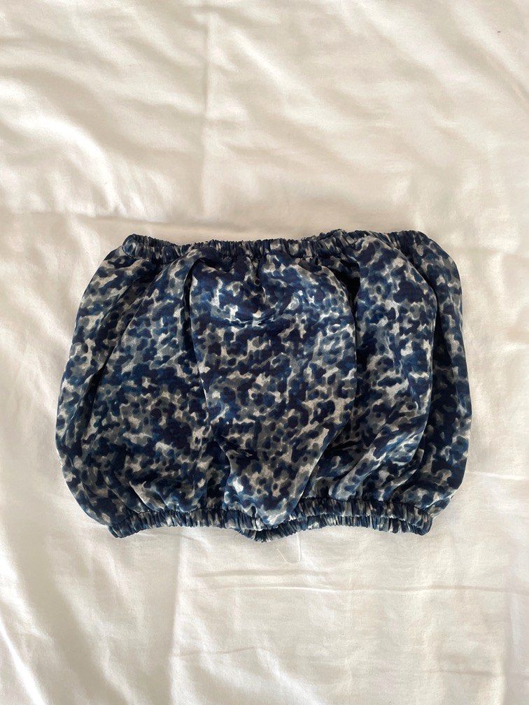 Guppy PH Beach Tube Top (Category: Sleeveless) located in San Pedro. Submitted by denise__99 (Listing ID 1350430512, Image 1). Description: Impulse buy HAHA i have so much beach tops na Never used This one’s material seems like it would dry easily so perf for the beach! Garterized! Local brand.