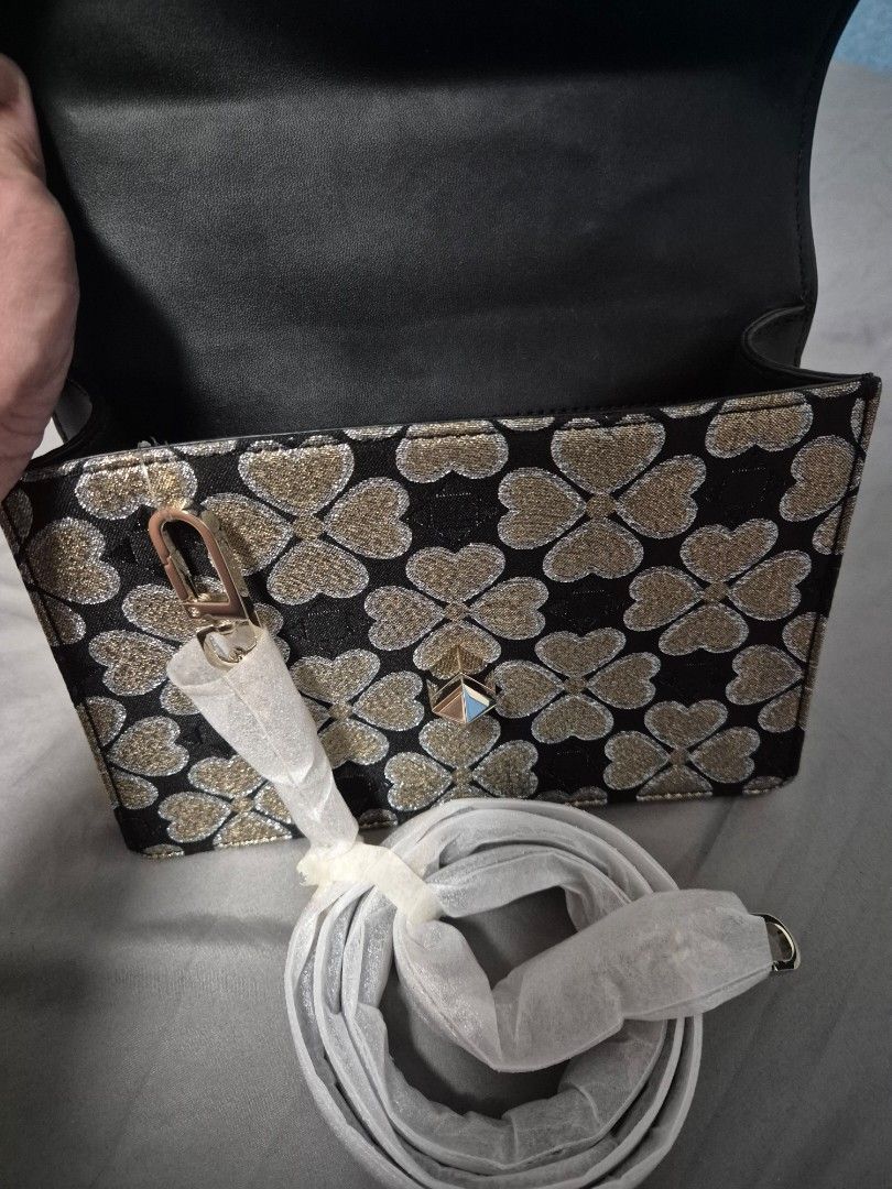 Kate Spade Bag (Category: Luxury Bags & Wallets) located in San Jose. Submitted by nova2023 (Listing ID 1350482397, Image 2). Description: .