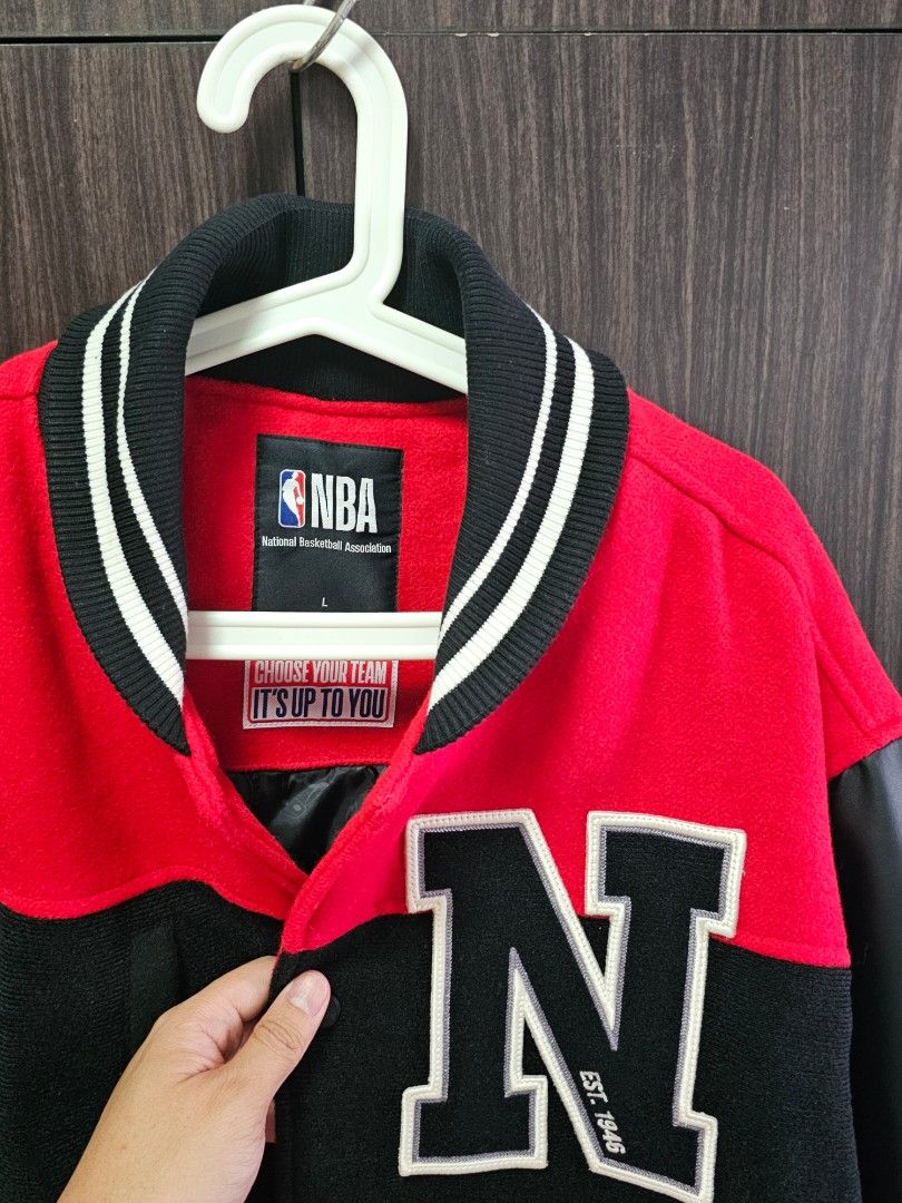 NBA Black Red Jacket patchwork (Category: Coats, Jackets and Outerwear) located in Singapore. Submitted by jedy.gudz (Listing ID 1350485513, Image 3). Description: NBA jacket patchwork L 'Its up to you' velcro sleeve can patch any NBA team logo (not included) Sad of letting this go, as the synthetic leather sleeves are starting to peel (see pics) Jacket still oozing vintage vibes and streetwear flair. Perfect for rugged look, or upcycling. No tim