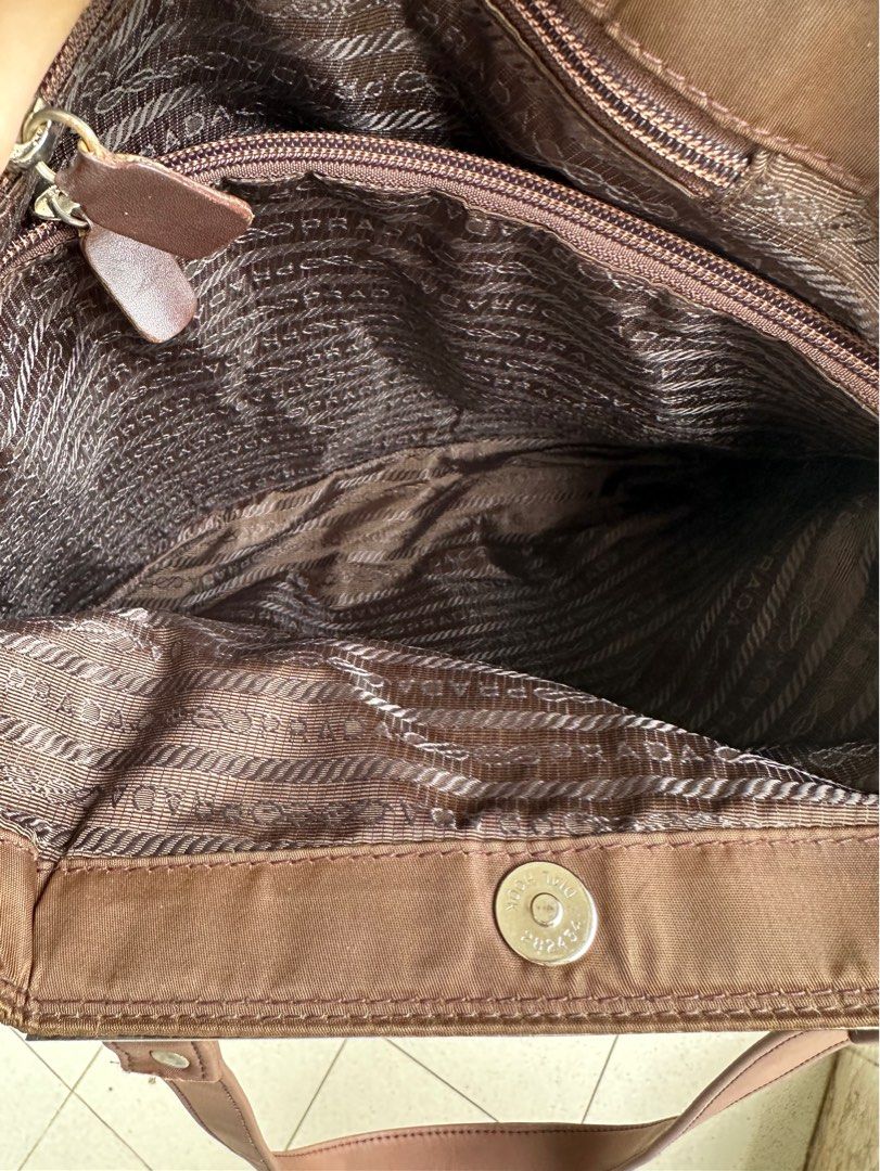Prada tote bag (Category: Luxury Bags & Wallets) located in Bombon. Submitted by cookiespreloveed (Listing ID 1304375660, Image 3). Description: No white tag Not lampo Choco brown color.
