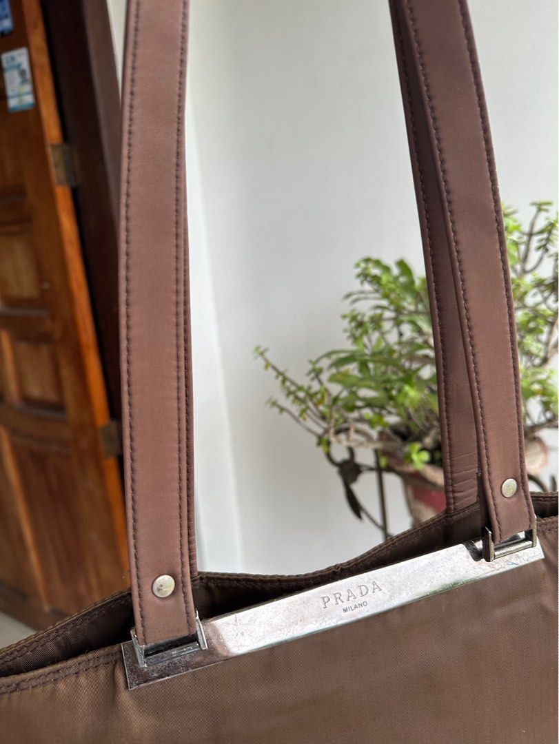 Prada tote bag (Category: Luxury Bags & Wallets) located in Bombon. Submitted by cookiespreloveed (Listing ID 1304375660, Image 2). Description: No white tag Not lampo Choco brown color.