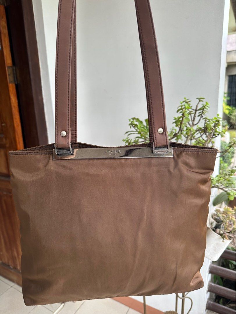 Prada tote bag (Category: Luxury Bags & Wallets) located in Bombon. Submitted by cookiespreloveed (Listing ID 1304375660, Image 1). Description: No white tag Not lampo Choco brown color.
